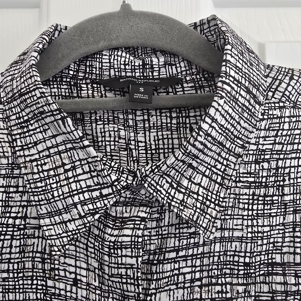 Banana Republic Black & White Abstract Print Button-Up Shirt Size Small - Picture 3 of 12
